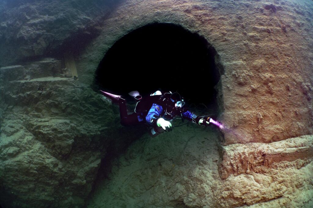 Taucher erkundet einen Unterwasserschacht.