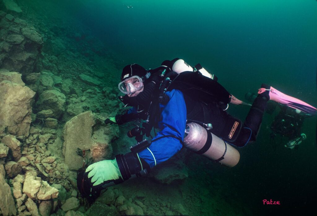 Taucher erkundet die Unterwasserwelt zwischen Felsen.