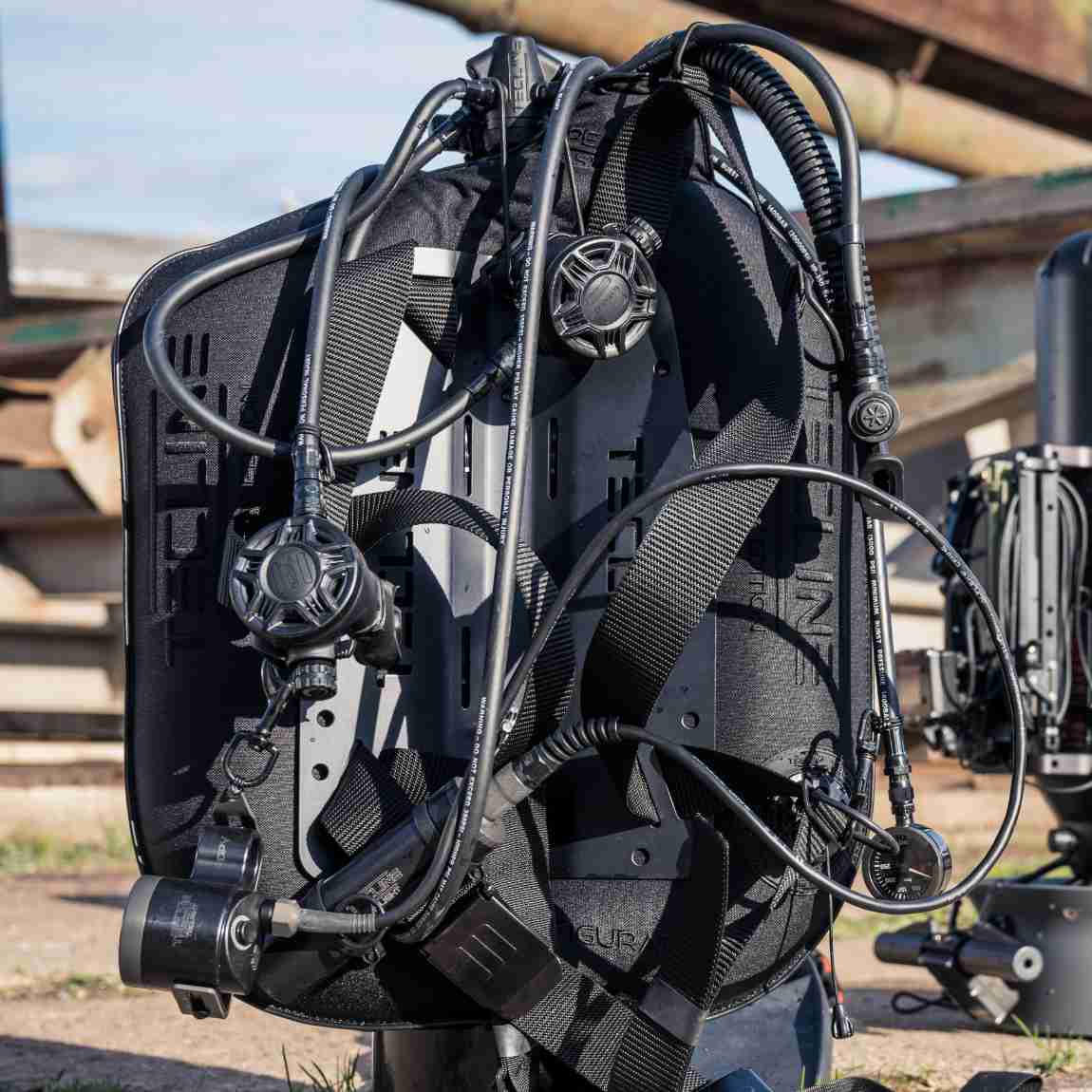 Tauchausrüstung mit Schläuchen und Ventilen