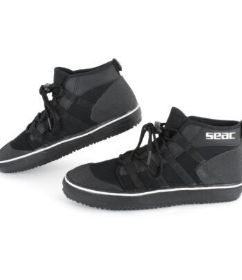 Seac Rock Boot HD Tauchschuhe in Schwarz, Paar in Seitenansicht mit fester Gummisohle