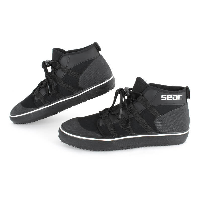 Seac Rock Boot HD Tauchschuhe in Schwarz, Paar in Seitenansicht mit fester Gummisohle