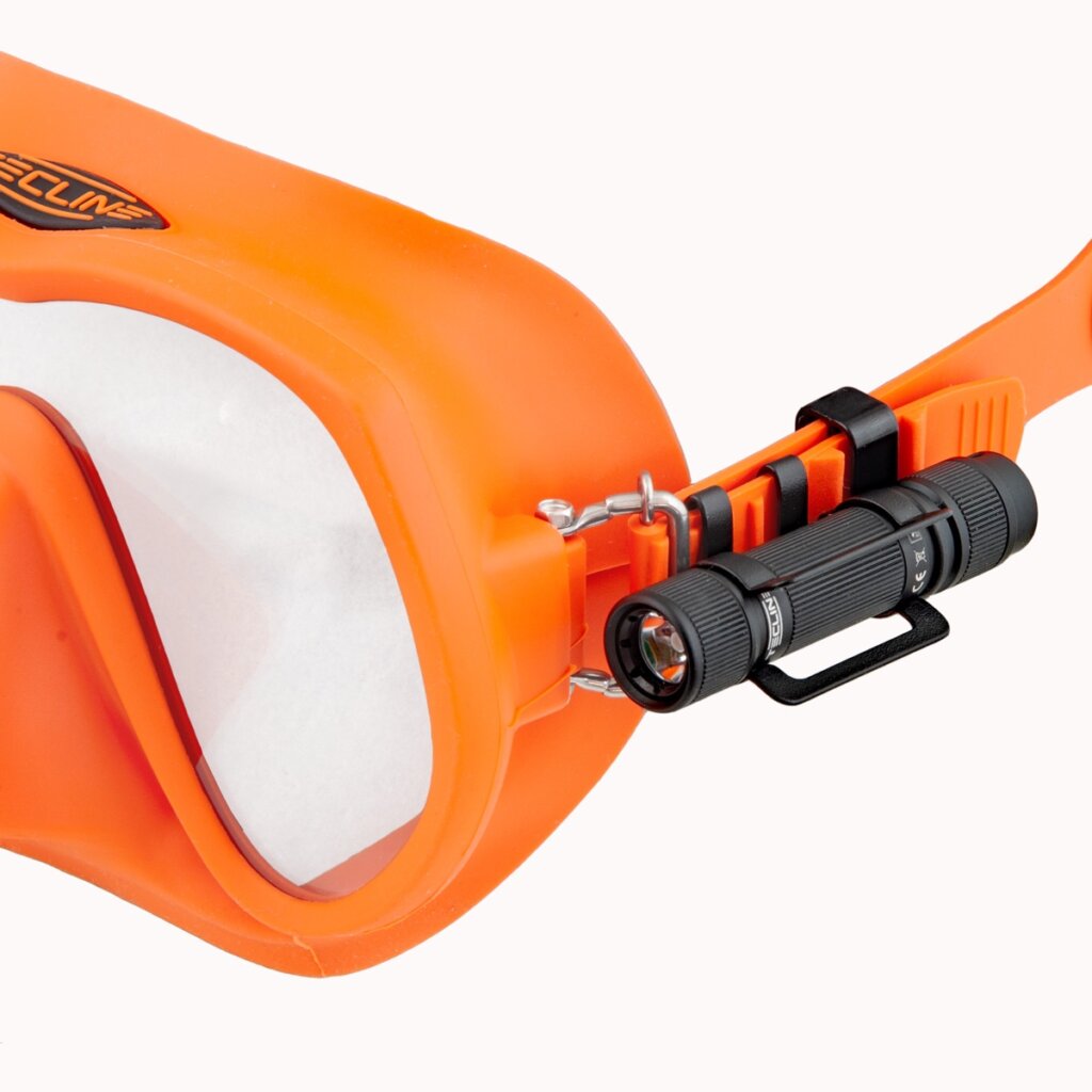 Tecline Maskenlampe LED ML900 mit Halteclip am Maskenband einer orangen Tauchmaske