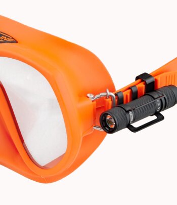 Tecline Maskenlampe LED ML900 mit Halteclip am Maskenband einer orangen Tauchmaske
